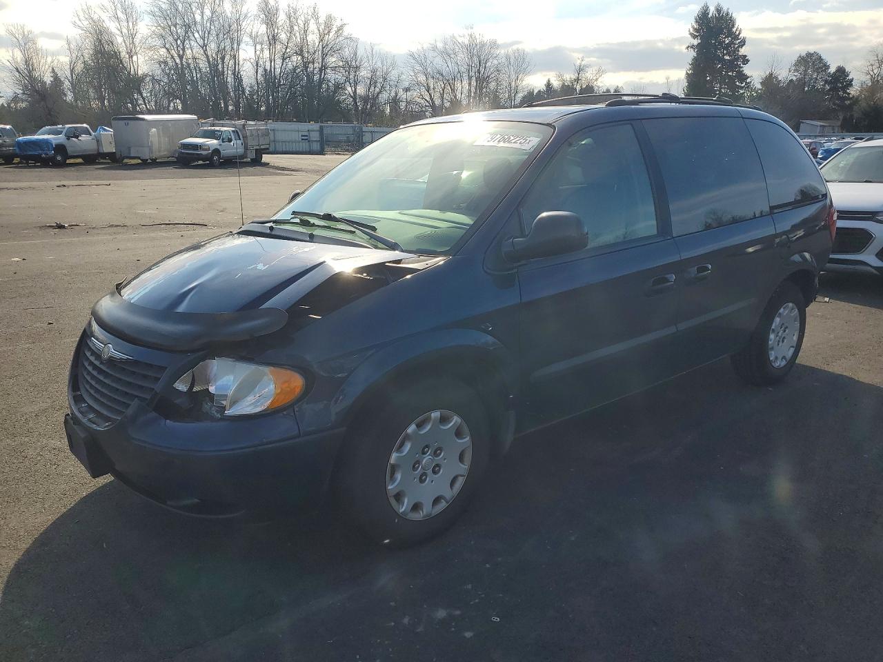 2003 Chrysler Voyager LX, VIN 1C8GJ45383B198548 — Перед