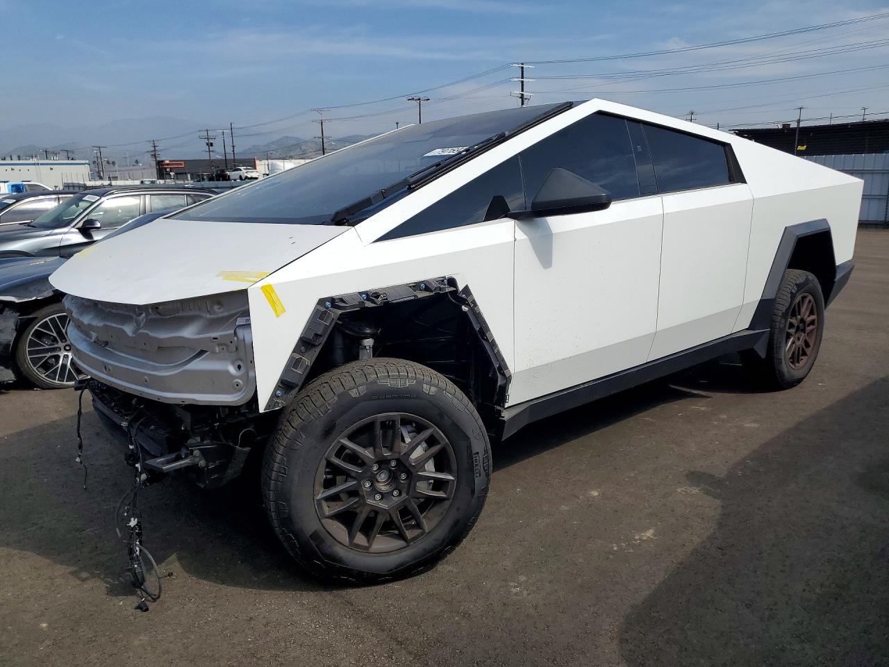 2025 Tesla Cybertruck, VIN 7G2CEHED0SA074610 — Front end