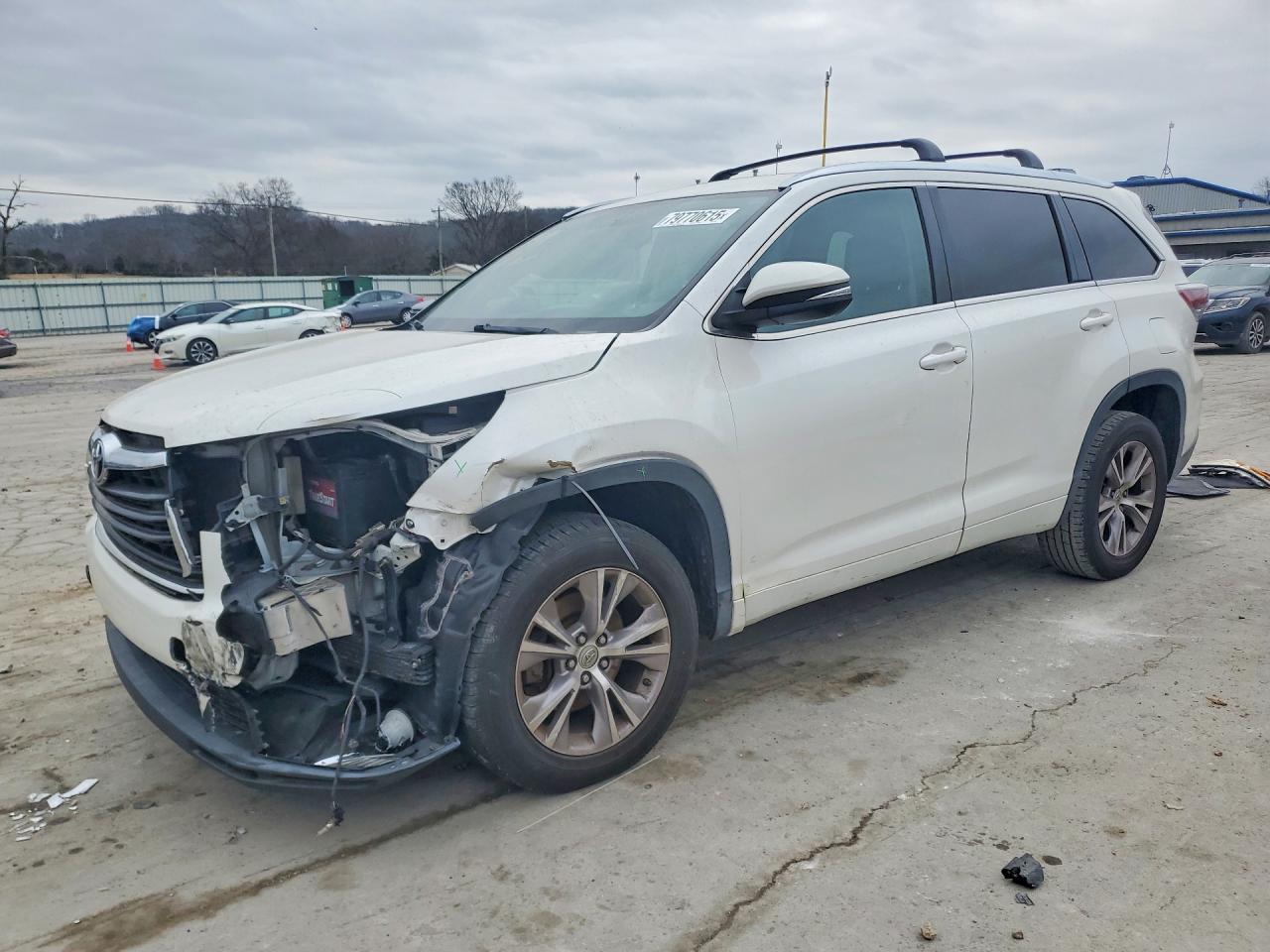 2015 Toyota Highlander XLE, VIN 5TDKKRFH3FS115797 — Front end
