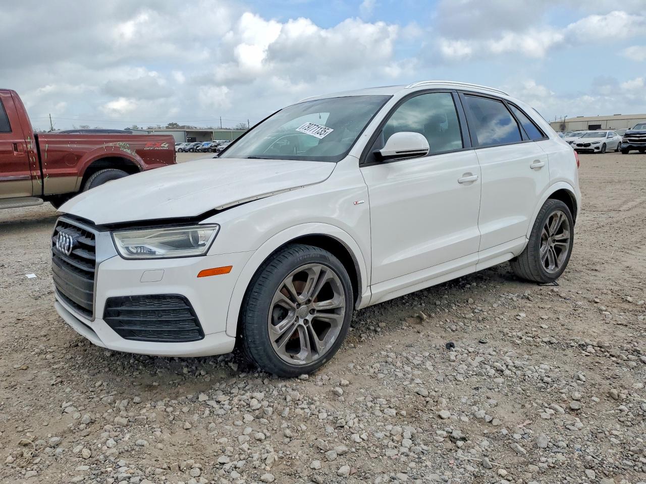 2018 Audi Q3 Premium, VIN WA1BCCFS1JR013292 — Minor dents and scratches