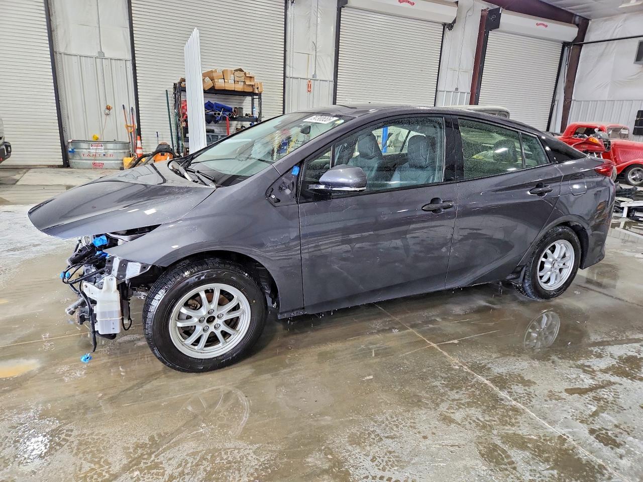 2018 Toyota Prius Plus, VIN JTDKARFPXJ3078610 — Front end
