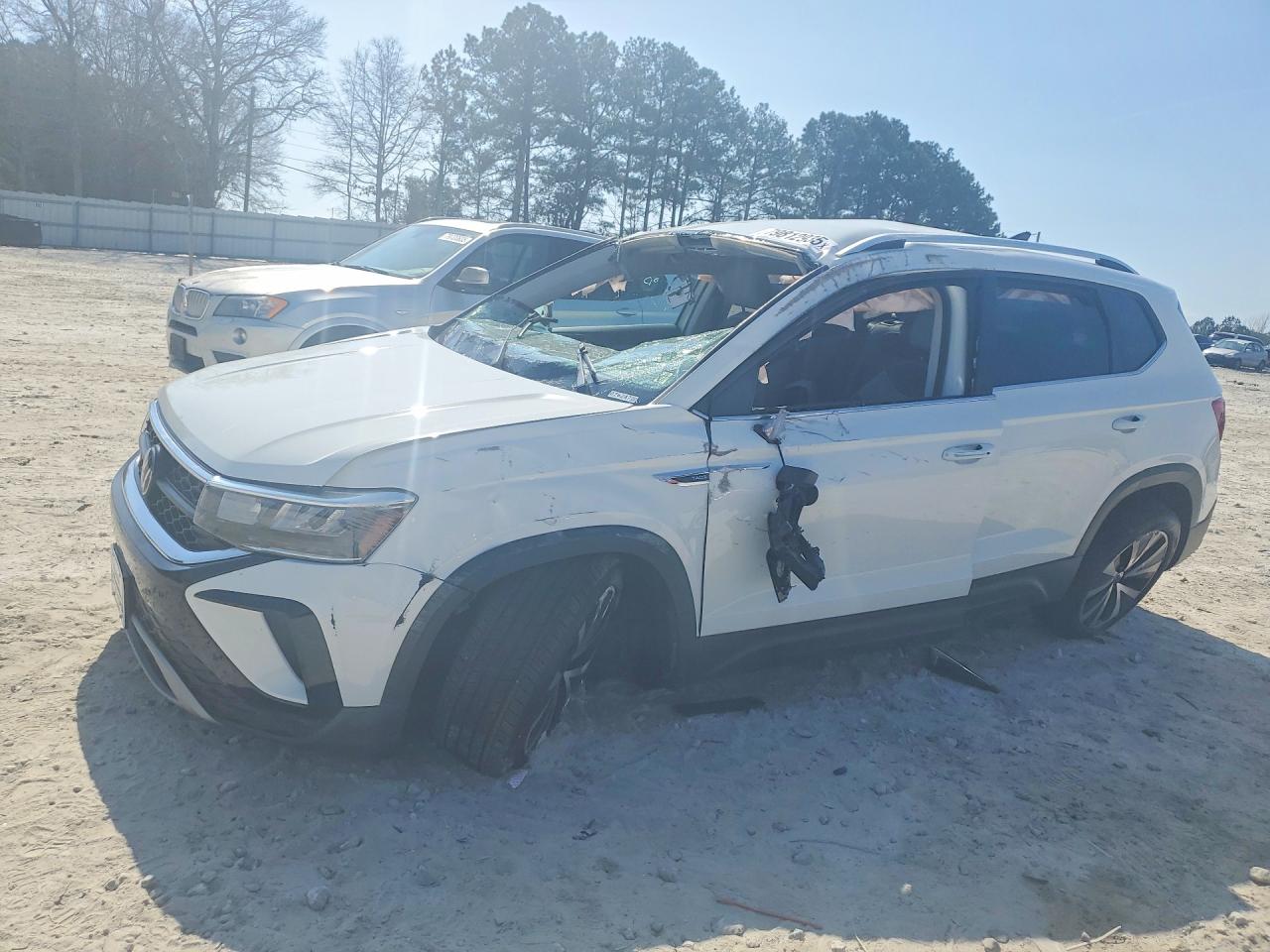 2024 Volkswagen Taos SE, VIN 3VVSX7B26RM076247 — Auction photo