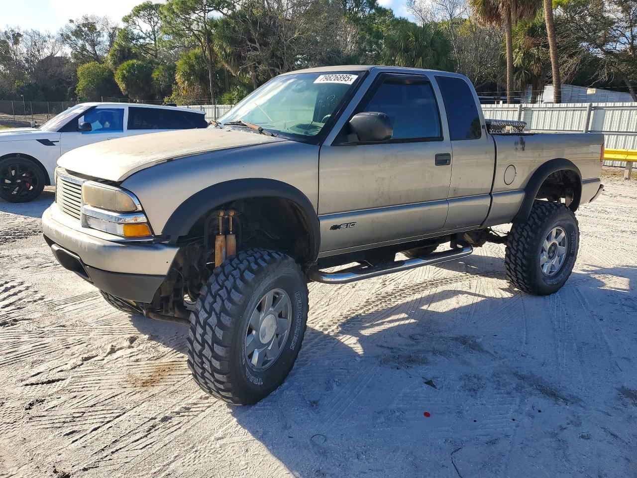 2000 Chevrolet S-10 LS ZR2, VIN 1GCCT19W9Y8182571 — Minor dents and scratches