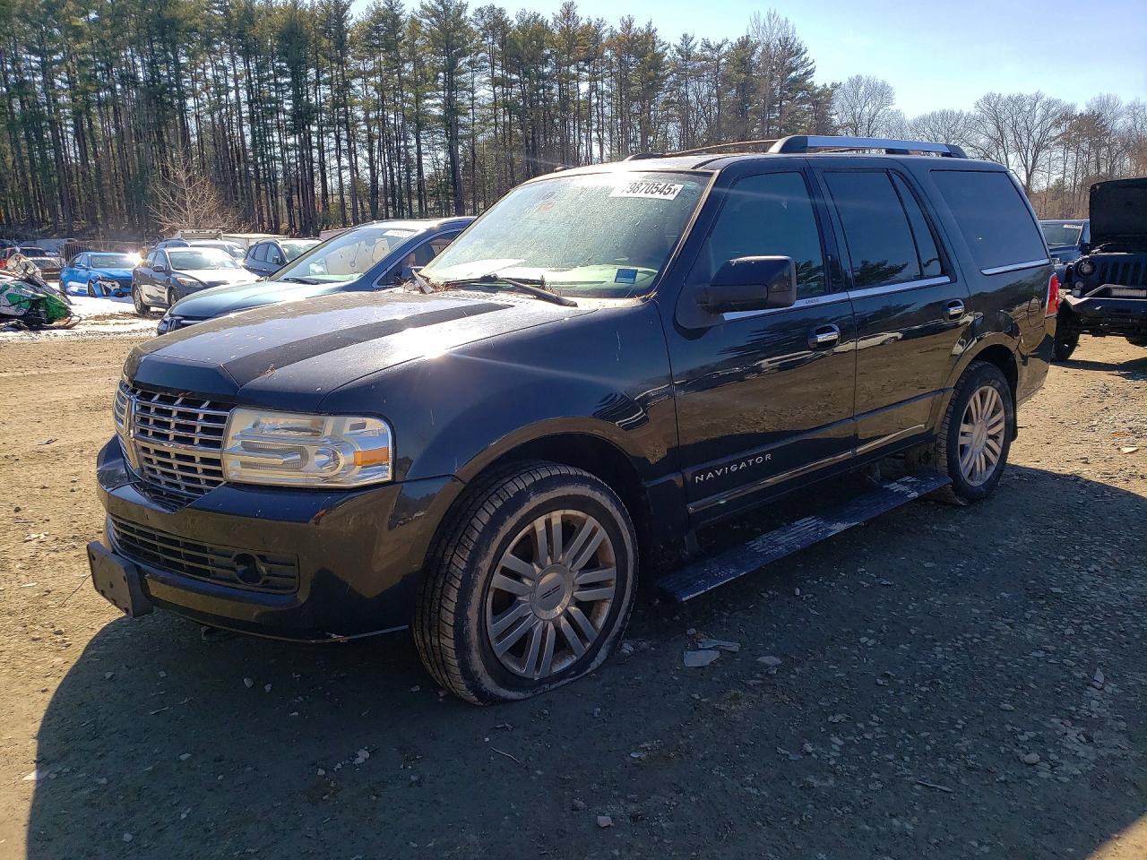 2010 Lincoln Navigator, VIN 5LMJJ2J50AEJ04735 — Rear end