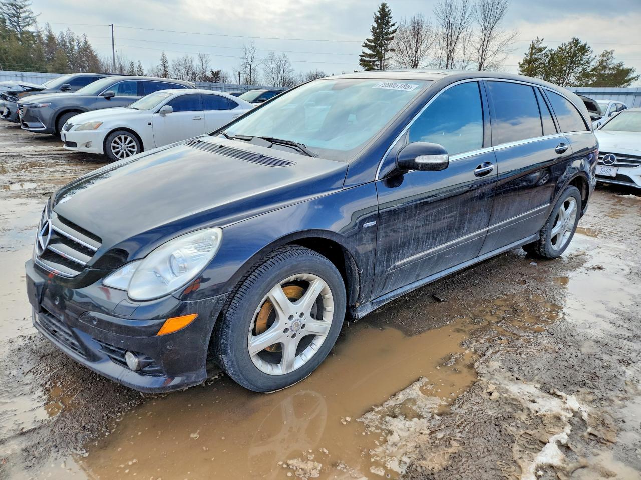 2010 Mercedes-Benz R 350, VIN 4JGCB2FE3AA112255 — Front end