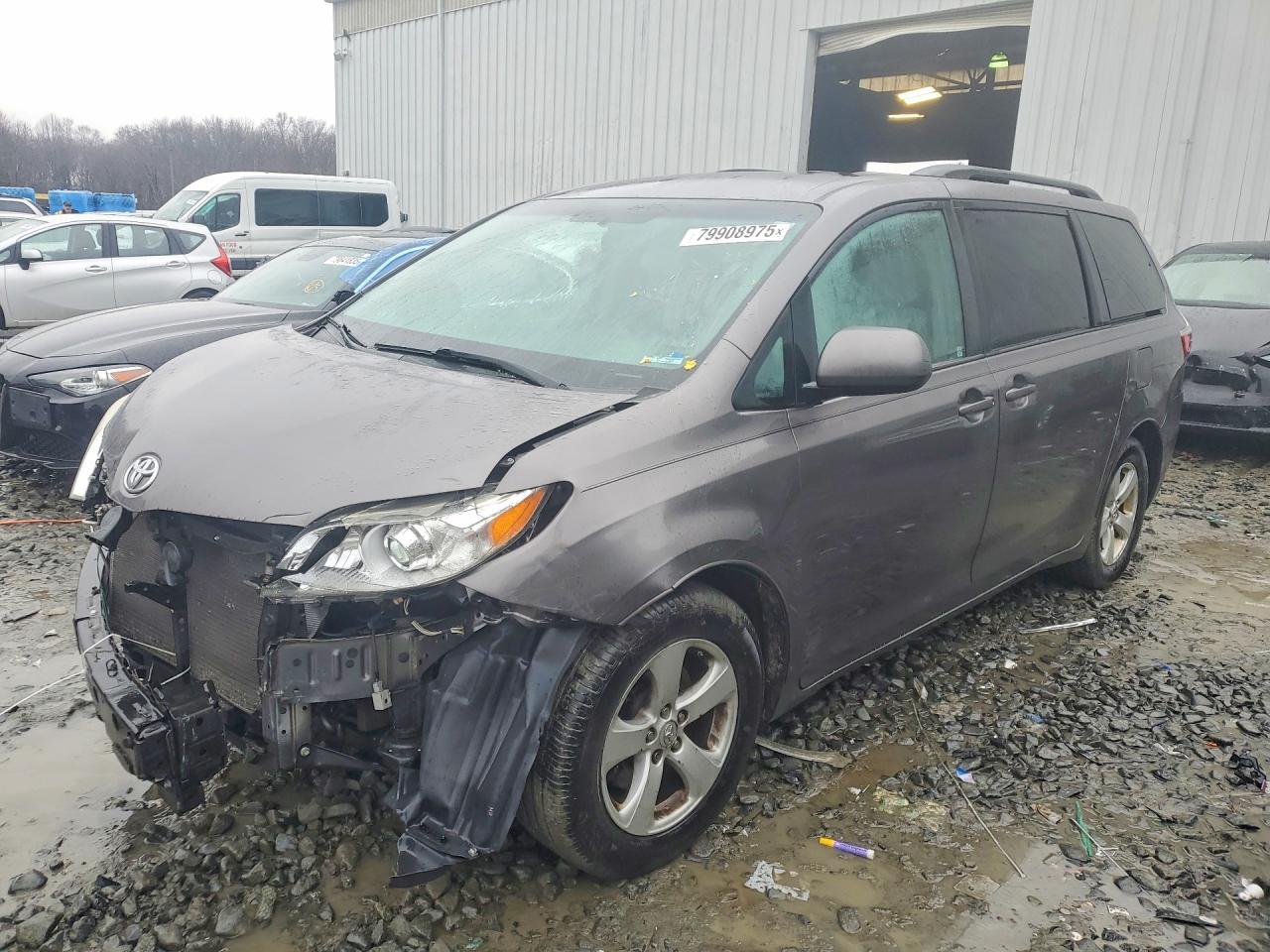 2017 Toyota Sienna LE, VIN 5TDKZ3DC9HS795417 — Front end