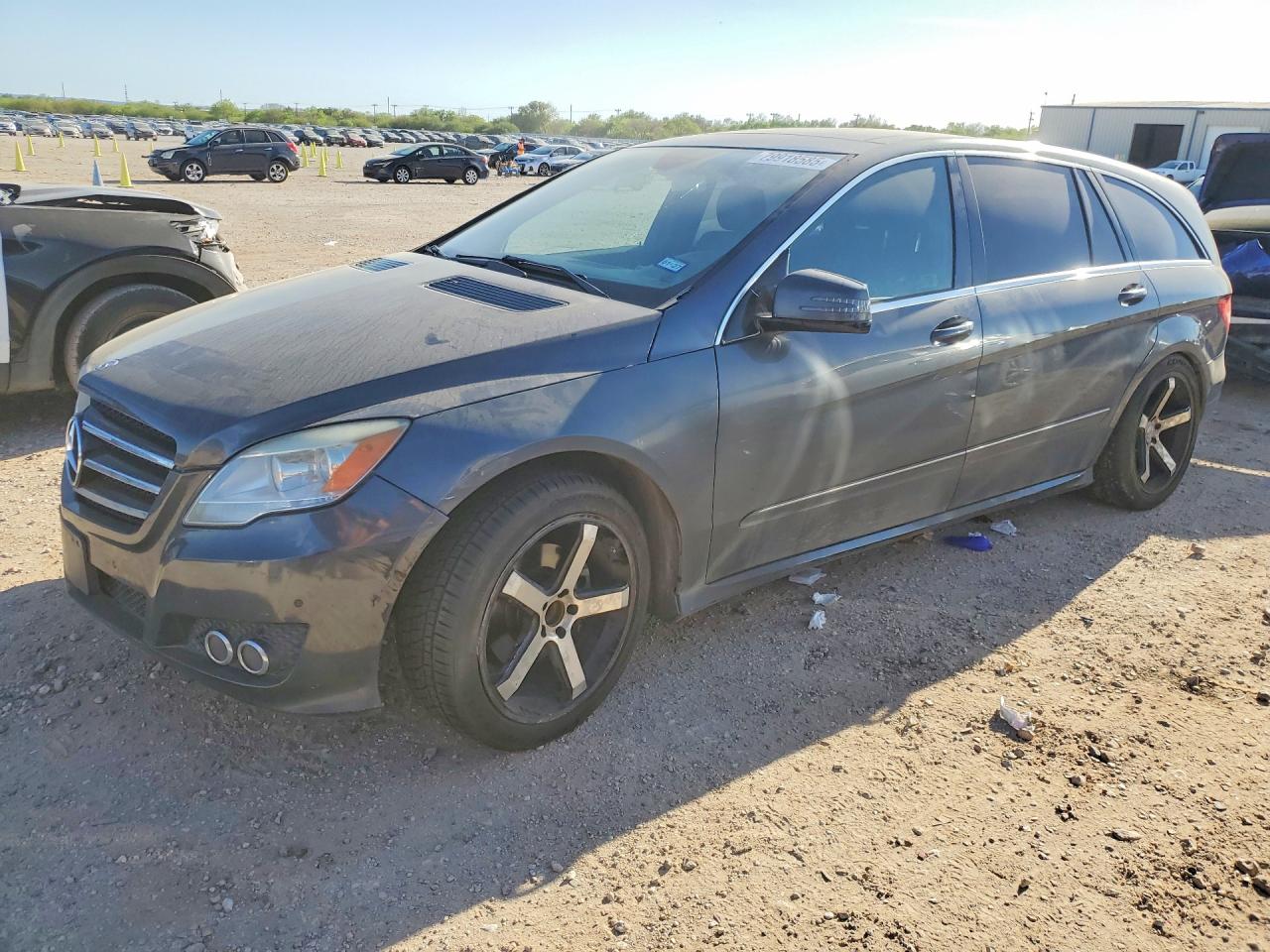 2011 Mercedes-Benz R 350, VIN 4JGCB6FE3BA114306 — Front end