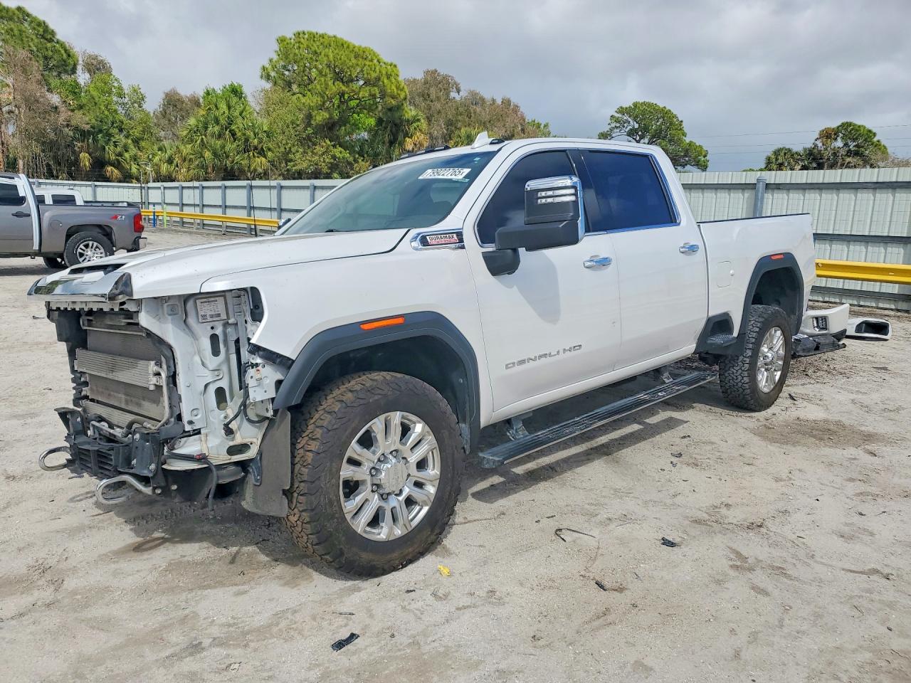 2021 GMC Sierra 3500HD Denali, VIN 1GT49WEY3MF201015 — Front end