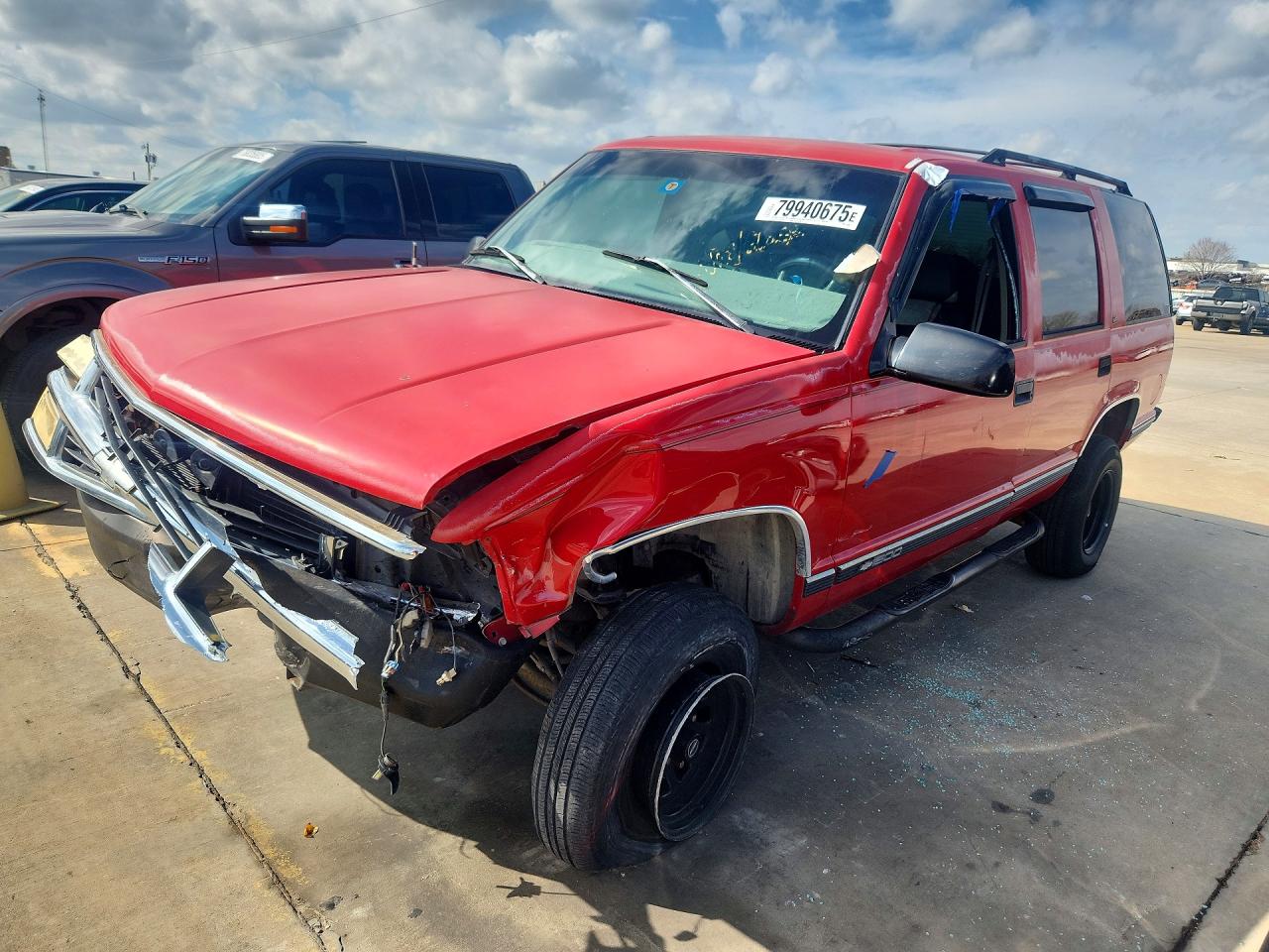 1997 Chevrolet Tahoe, VIN 1GNEC13R6VJ435644 — Перед
