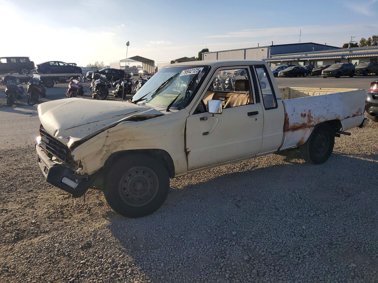 1984 Toyota Pickup Deluxe, VIN JT4RN56D0E5013647 — Front end