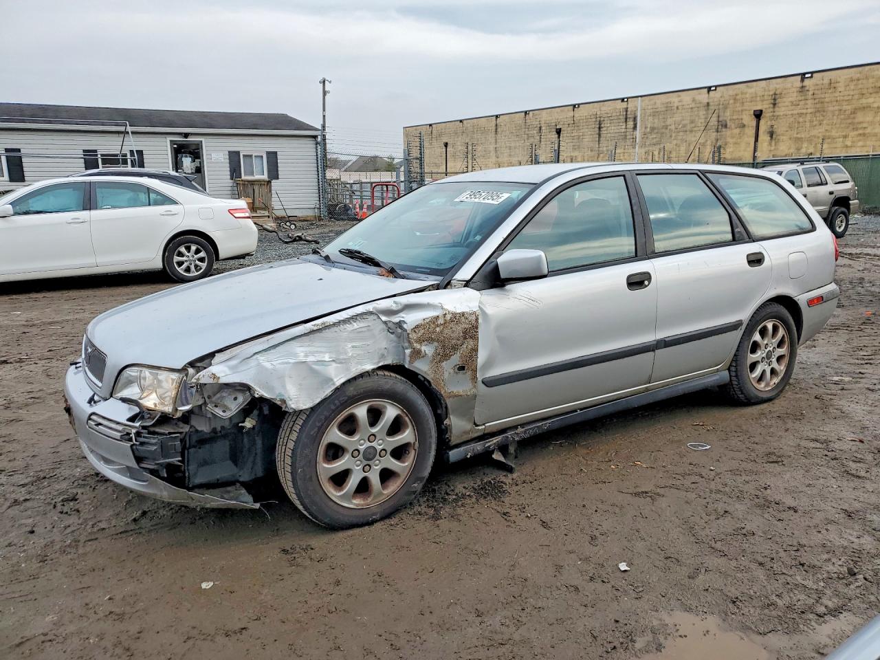 2001 Volvo V40, VIN YV1VW29511F601022 — Перед