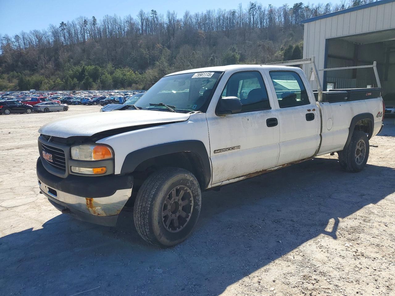 2002 GMC Sierra 2500HD, VIN 1GTHK23U22F233739 — Front end