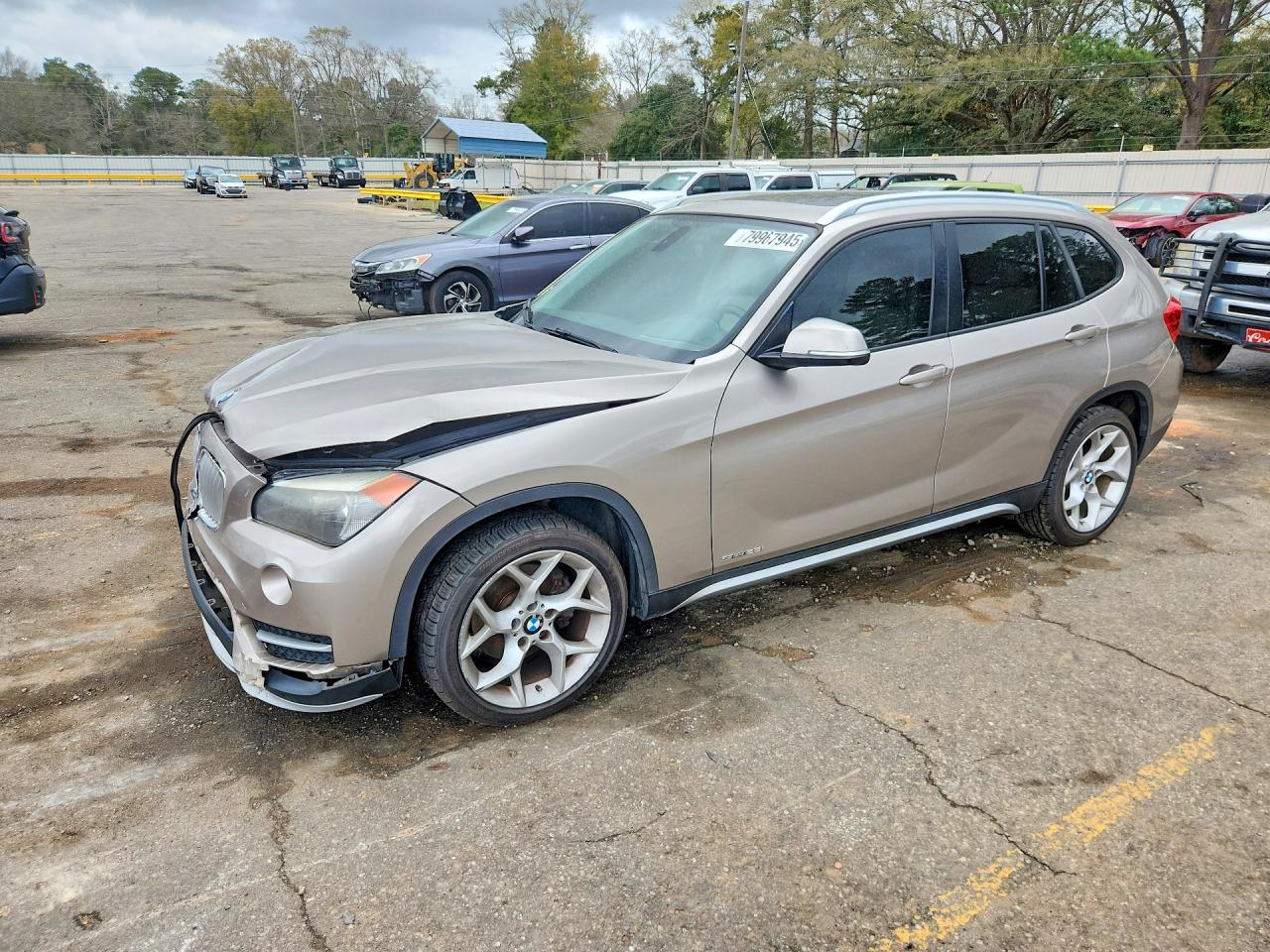 2015 BMW X1 sDrive28i, VIN WBAVM1C57FV498973 — Front end