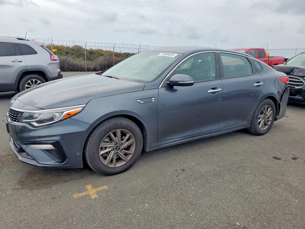2020 Kia Optima LX, VIN 5XXGT4L36LG391578 — Зад