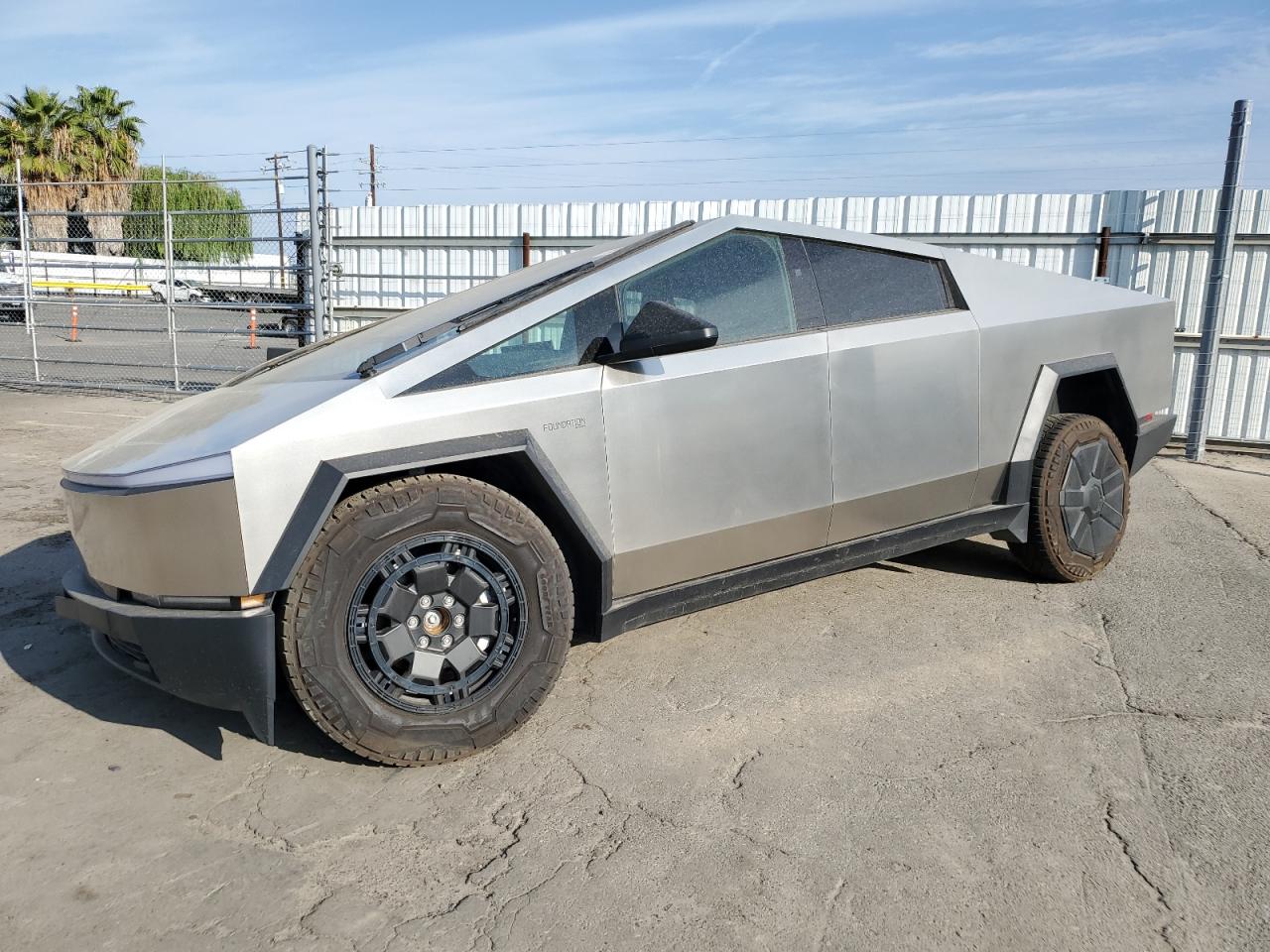 2024 Tesla Cybertruck, VIN 7G2CEHED5RA012985 — Front end