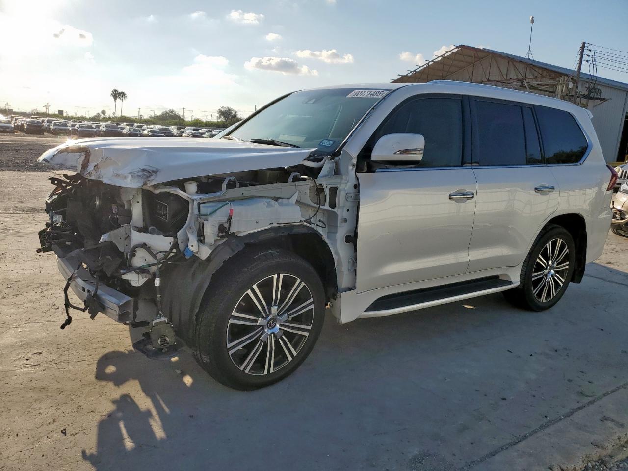 2020 Lexus LX 570, VIN JTJFY7AX7L4315380 — Перед