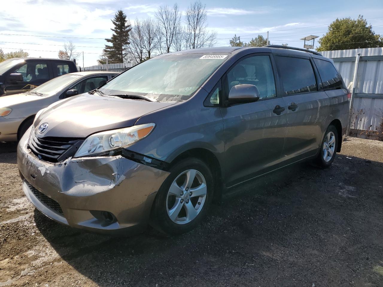 2011 Toyota Sienna, VIN 5TDZK3DC4BS024762 — Front end
