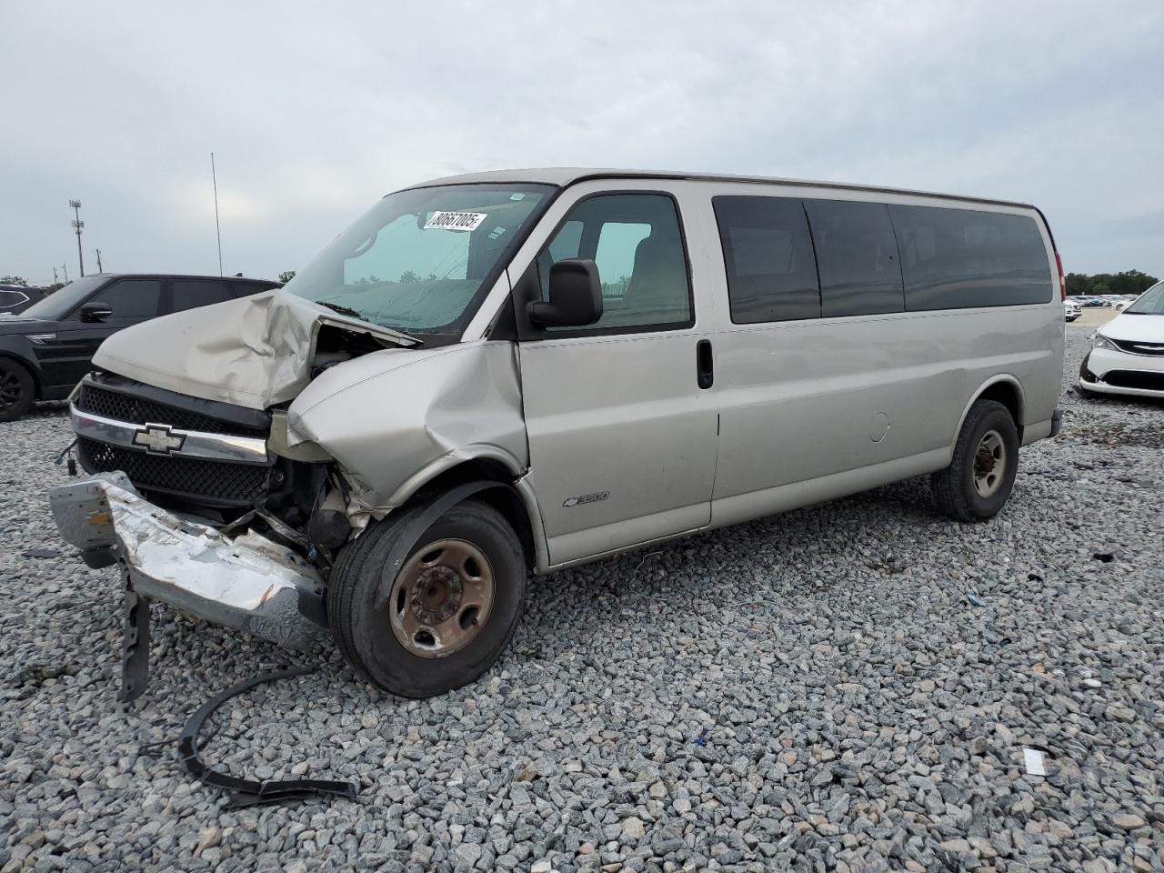 2005 Chevrolet Express Passenger, VIN 1GAHG39UX51134790 — Front end