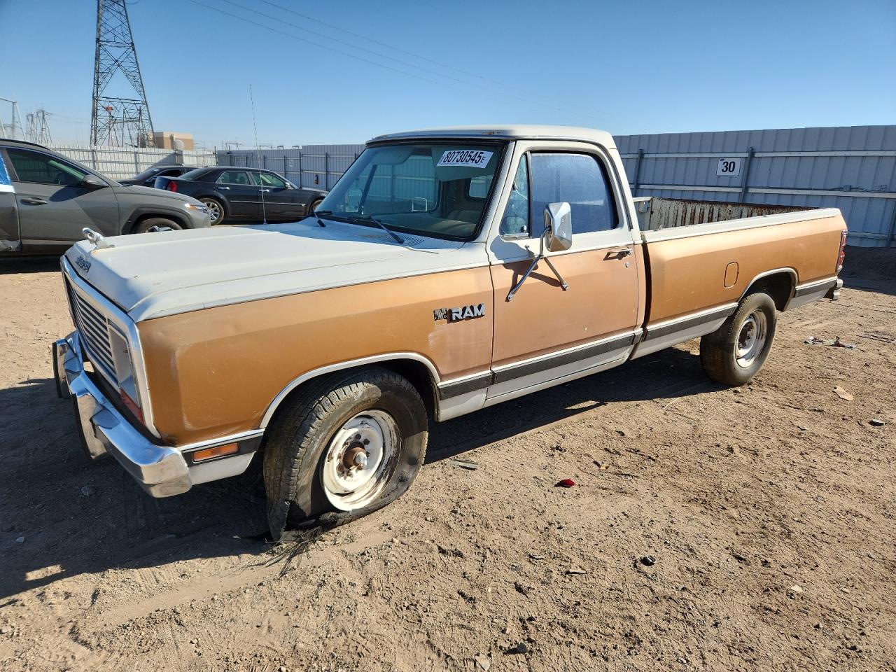 1985 Dodge D Series, VIN 1B7HD24T2FS659637 — Перед
