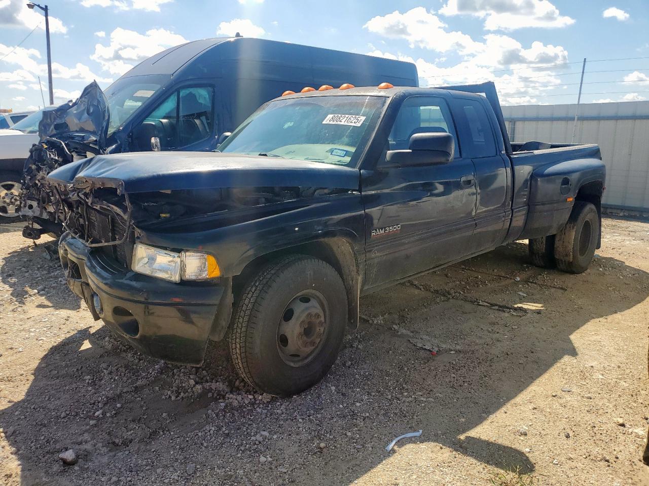 2001 Dodge 3500, VIN 1B7MC33751J556612 — Перед
