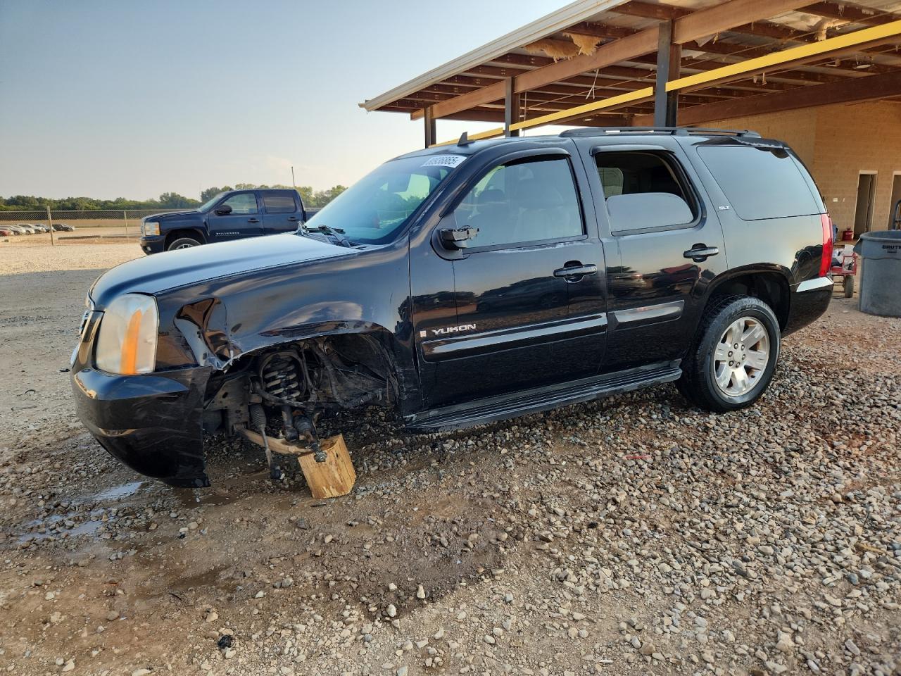 2007 GMC Yukon SLT, VIN 1GKFK13027J367108 — Front end