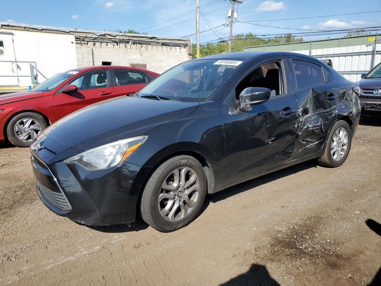 2017 Toyota Yaris, VIN 3MYDLBYV8HY187642 — Side