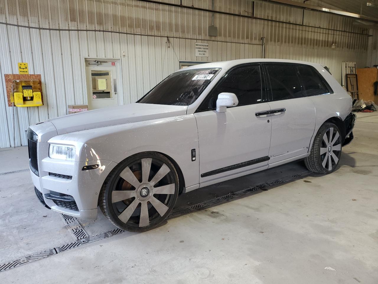 2022 Rolls-Royce Cullinan, VIN SLATV4C01NU213094 — Rear end