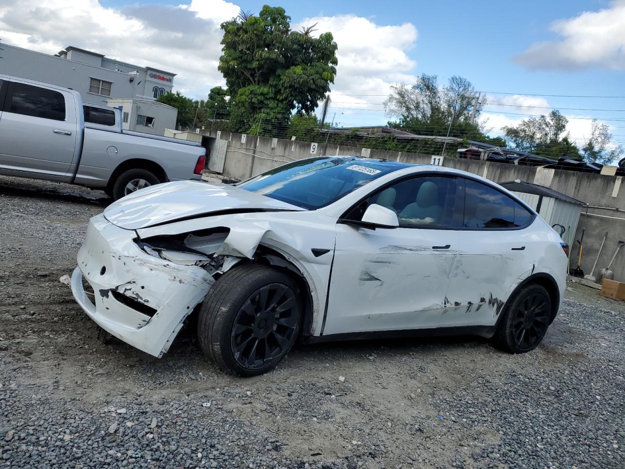 2021 Tesla Model Y Long Range, VIN 5YJYGDEE8MF092993 — Front end