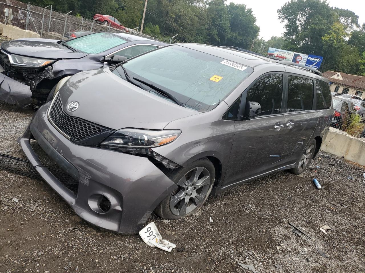 2015 Toyota Sienna SE, VIN 5TDXK3DC8FS545464 — Front end