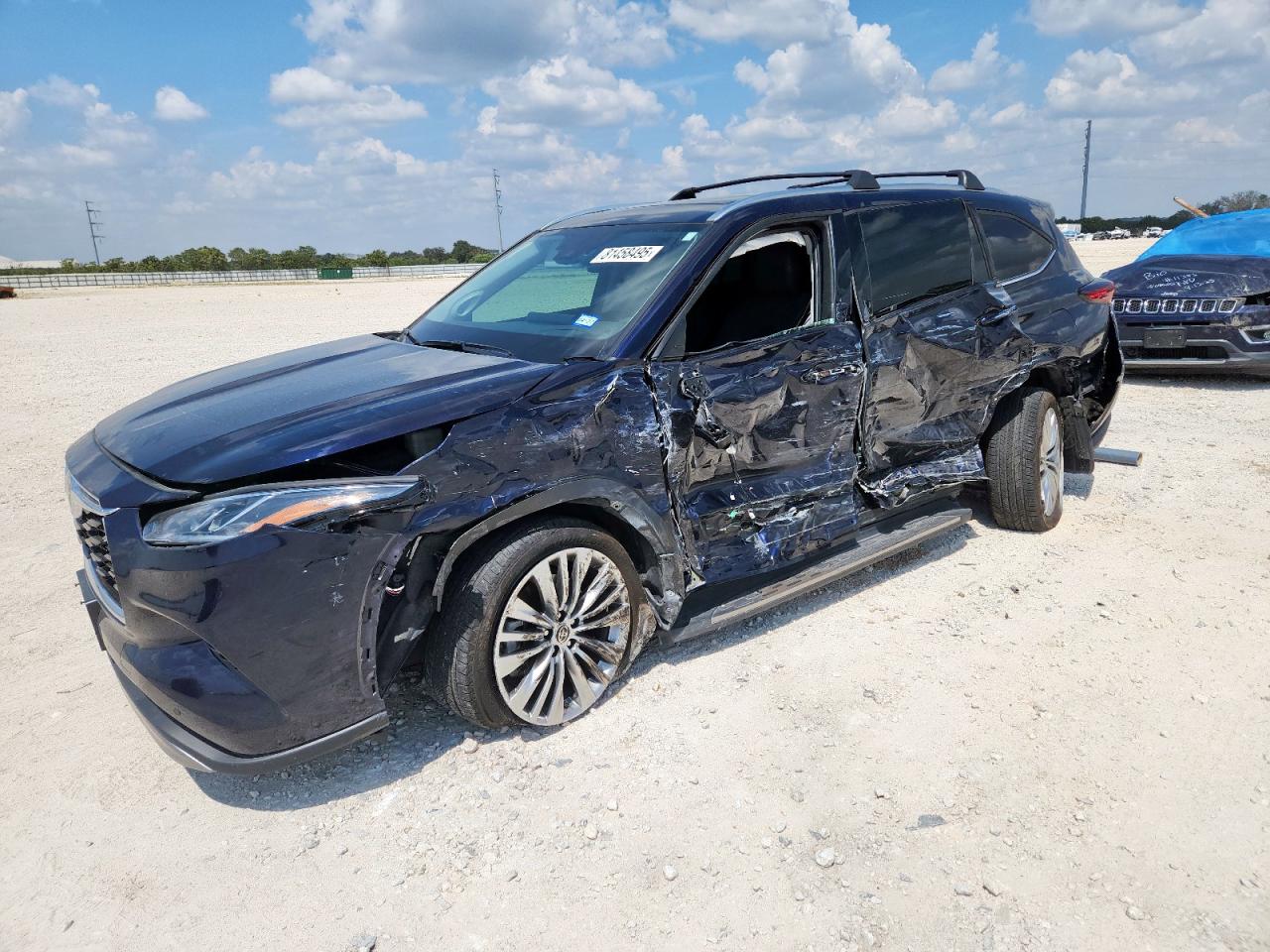 2025 Toyota Highlander XLE, VIN 5TDKDRBHXSS582855 — Бок