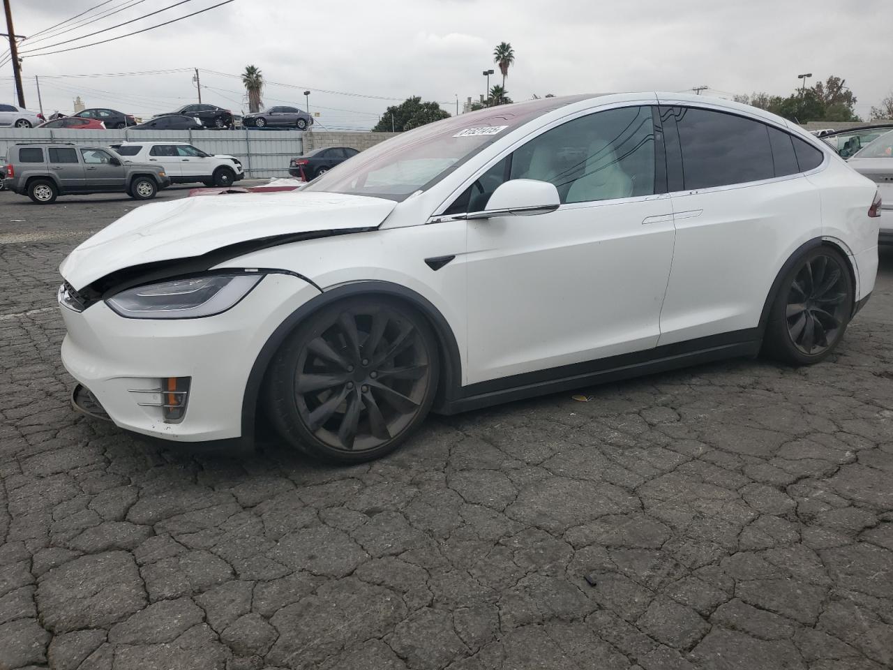 2019 Tesla Model X 75D, VIN 5YJXCBE2XKF214218 — Front end