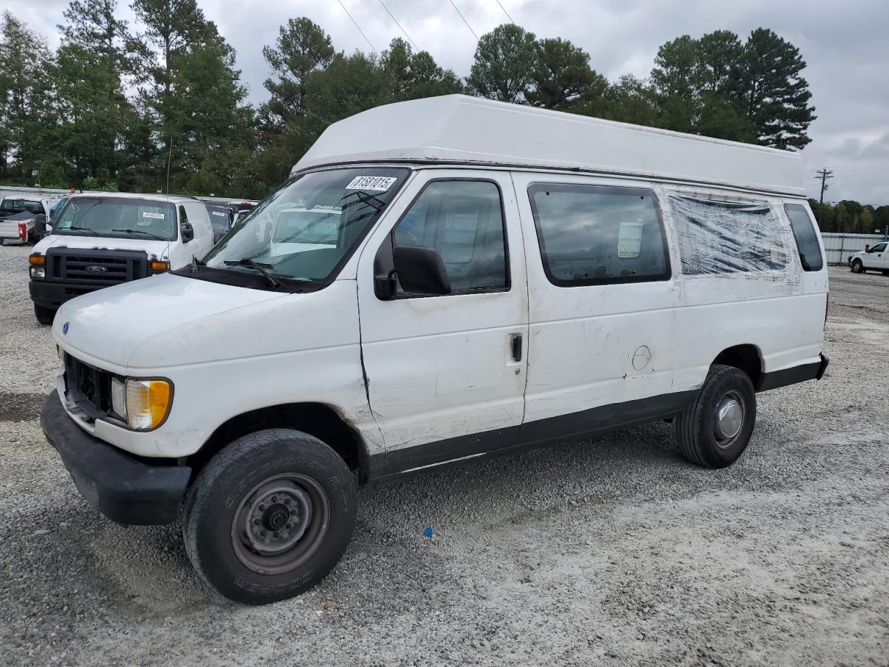 1997 Ford Econoline Wagon XL, VIN 1FBJS31LXVHA21170 — Front end