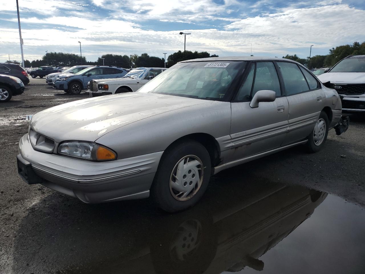1998 Pontiac Bonneville SE, VIN 1G2HX52K8W4202262 — Rear end