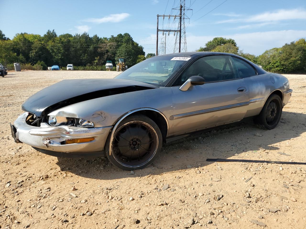 1995 Buick Riviera, VIN 1G4GD2211S4704106 — Front end