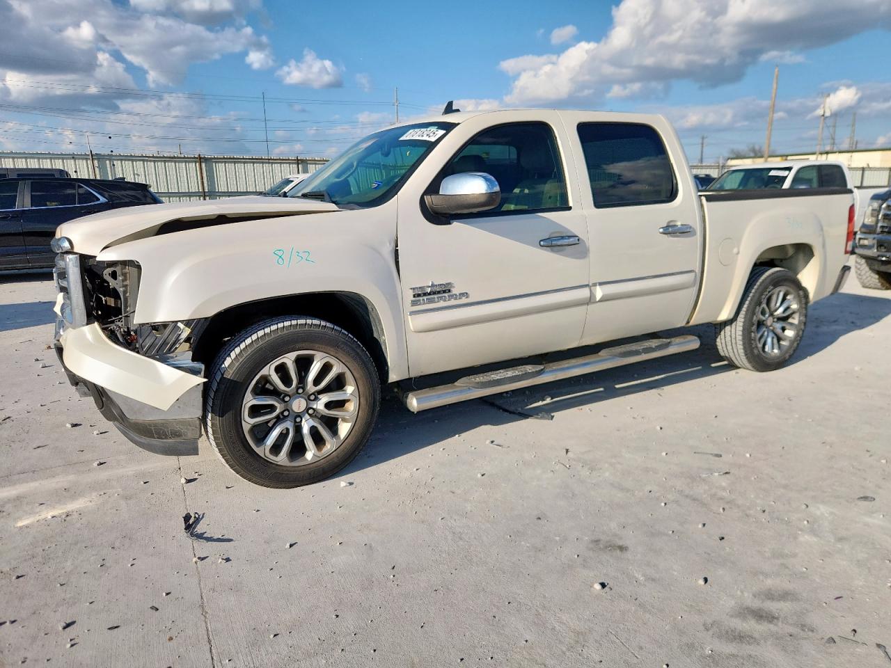 2013 GMC Sierra 1500 SLE, VIN 3GTP1VE00DG331650 — Front end