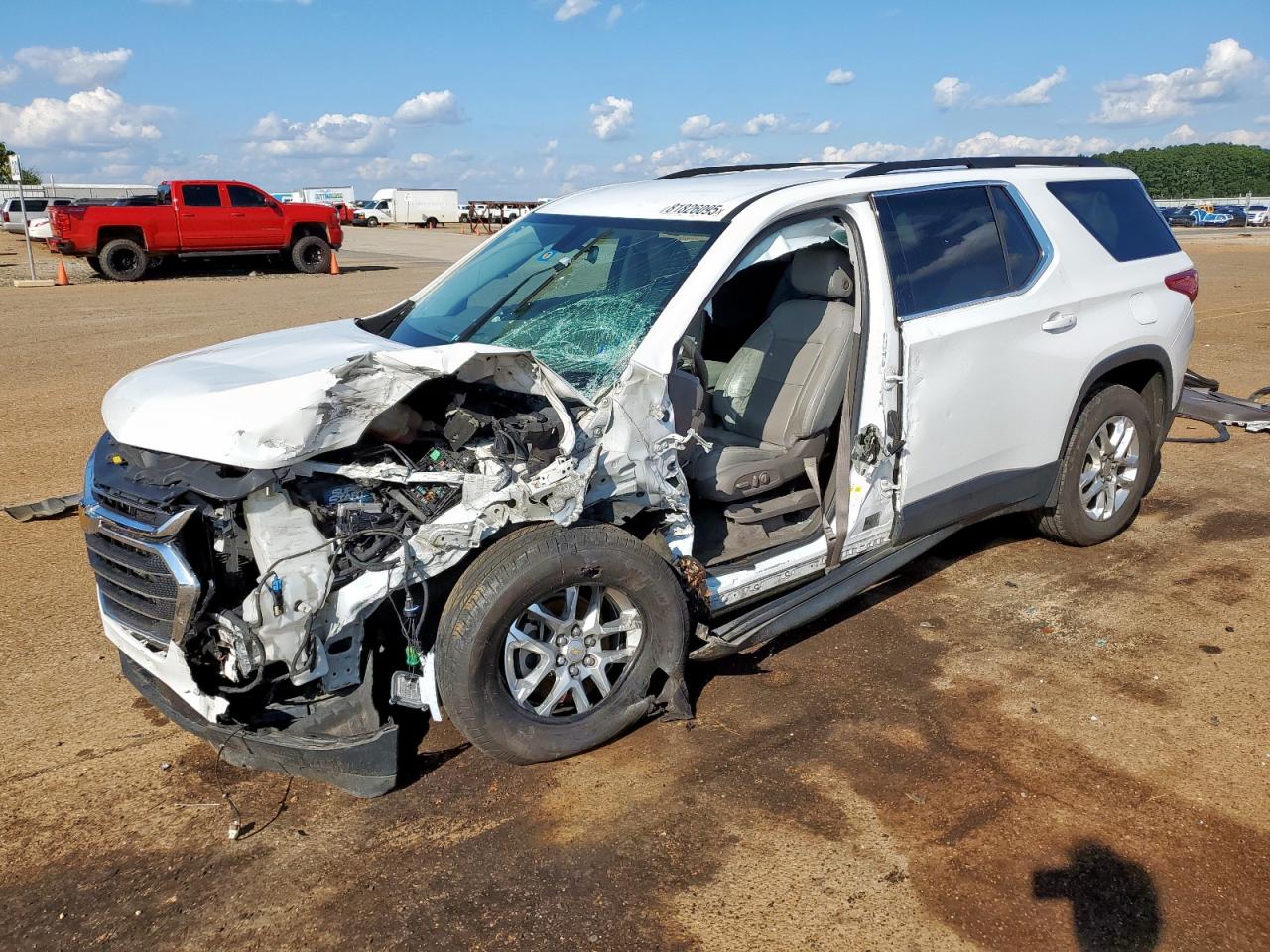 2019 Chevrolet Traverse LT, VIN 1GNERHKW3KJ208986 — Front end