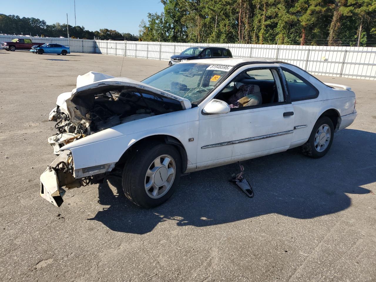 1995 Ford Thunderbird LX, VIN 1FALP62W1SH190835 — Front end