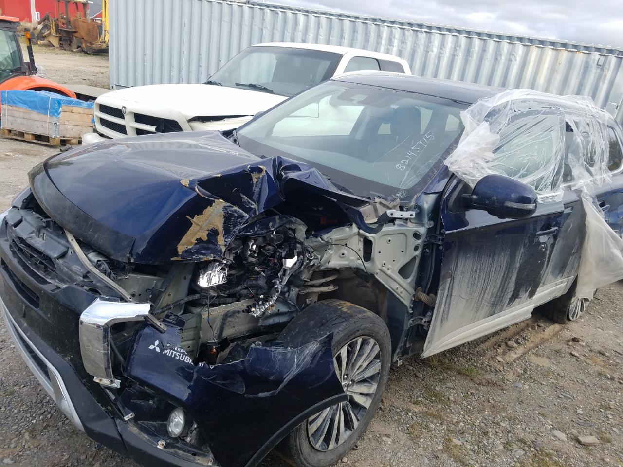 2020 Mitsubishi Outlander ES, VIN JA4AZ2A32LZ612581 — Front end