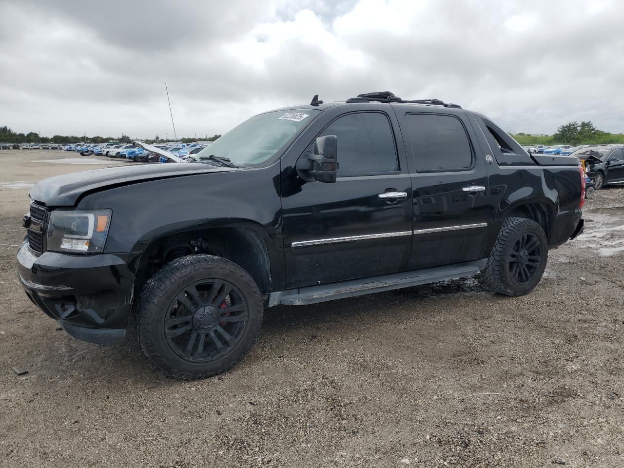 2013 Chevrolet Avalanche LTZ, VIN 3GNMCGE04DG350489 — Front end