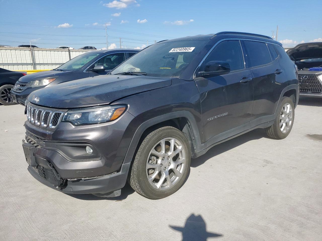 2024 Jeep Compass Latitude Lux, VIN 3C4NJDFN0RT593999 — Front end