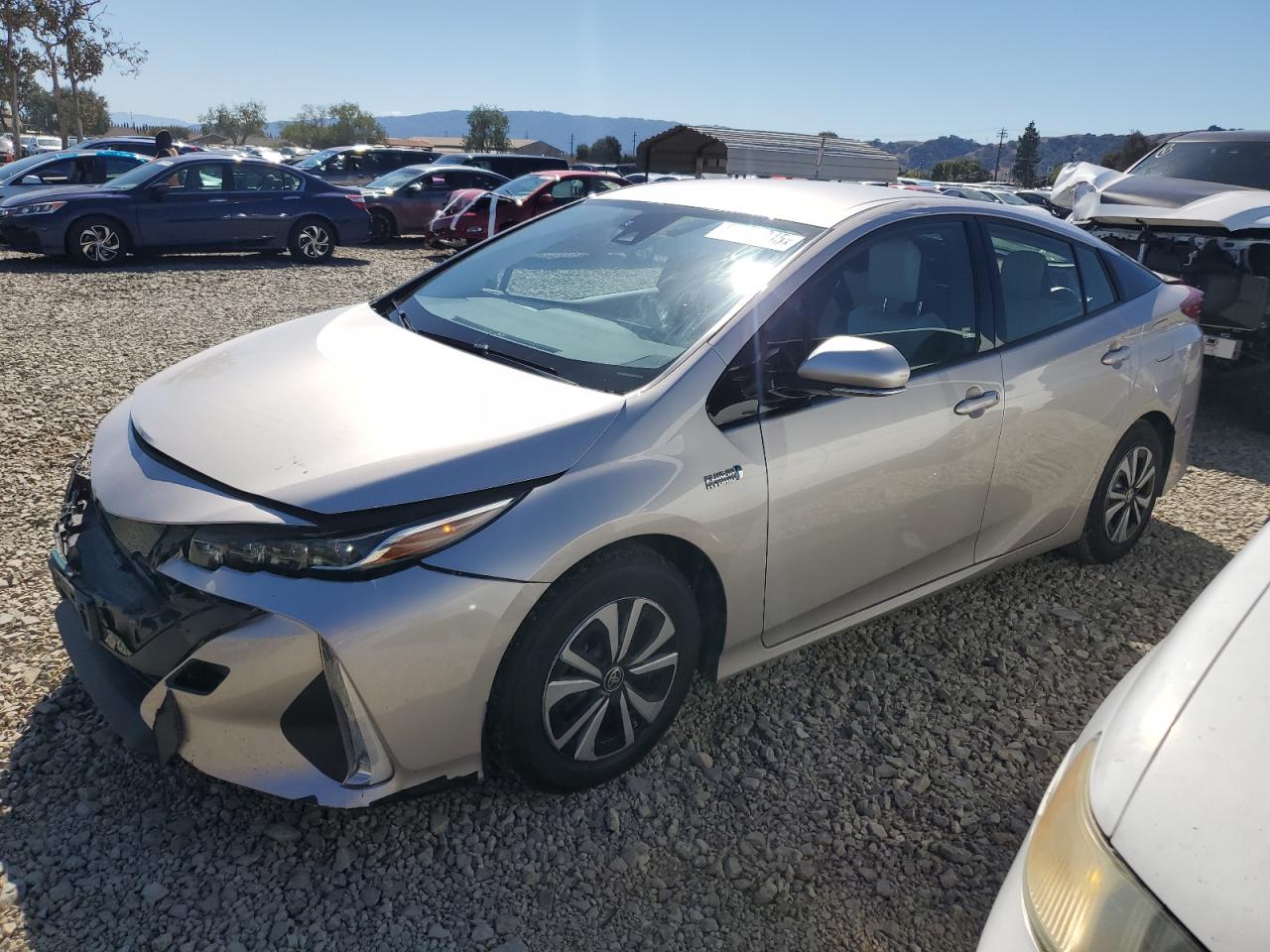 2017 Toyota Prius Premium, VIN JTDKARFP6H3060261 — Front end