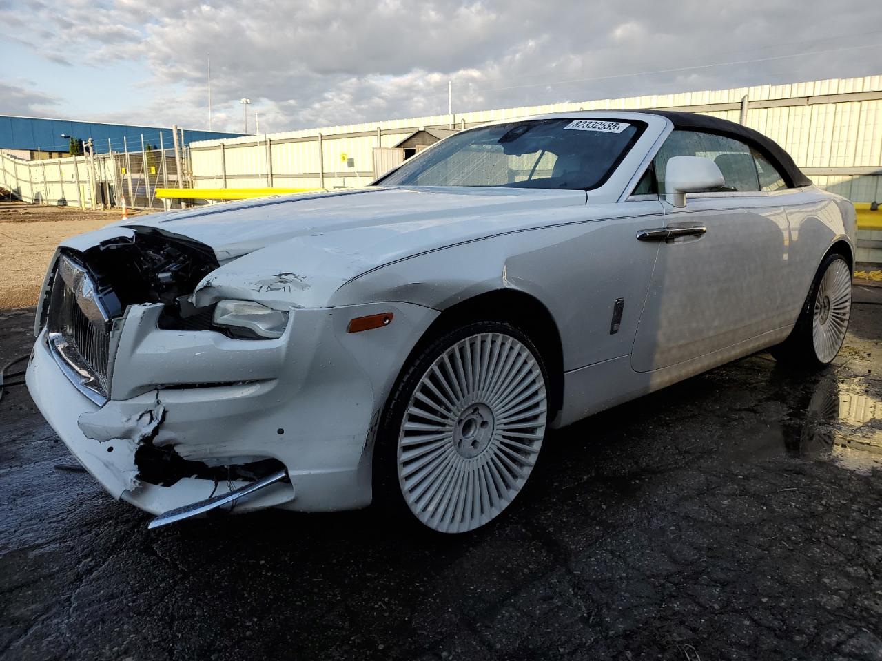 2017 Rolls-Royce Dawn, VIN SCA666D55HU102746 — Front end