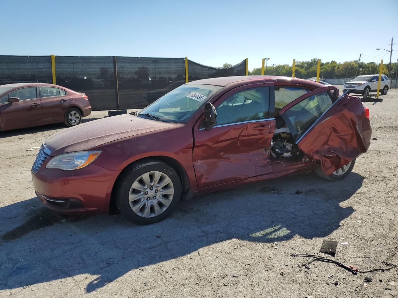 2014 Chrysler 200 LX, VIN 1C3CCBAB4EN205481 — Бок