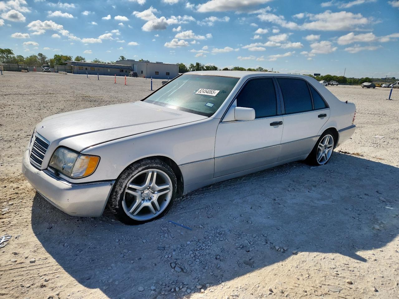 1993 Mercedes-Benz 500, VIN WDBGA51E6PA096674 — Front end