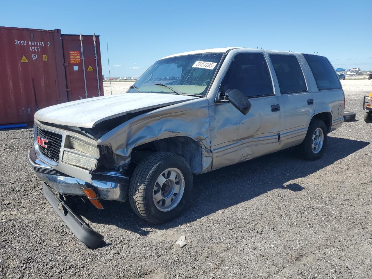 1998 GMC Yukon, VIN 1GKEC13R5WJ735562 — Front end