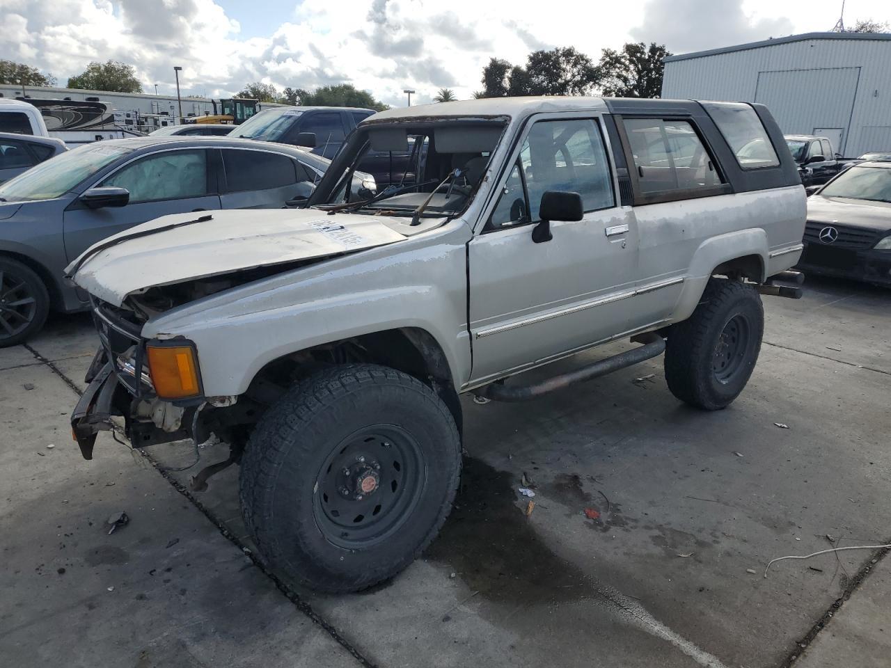 1987 Toyota 4Runner, VIN JT4RN62D0H0159821 — Front end