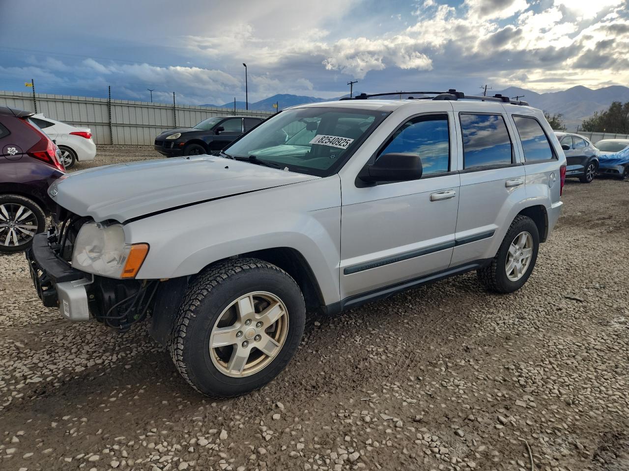 2007 Jeep Grand Cherokee Laredo, VIN 1J8GR48K37C617329 — Front end