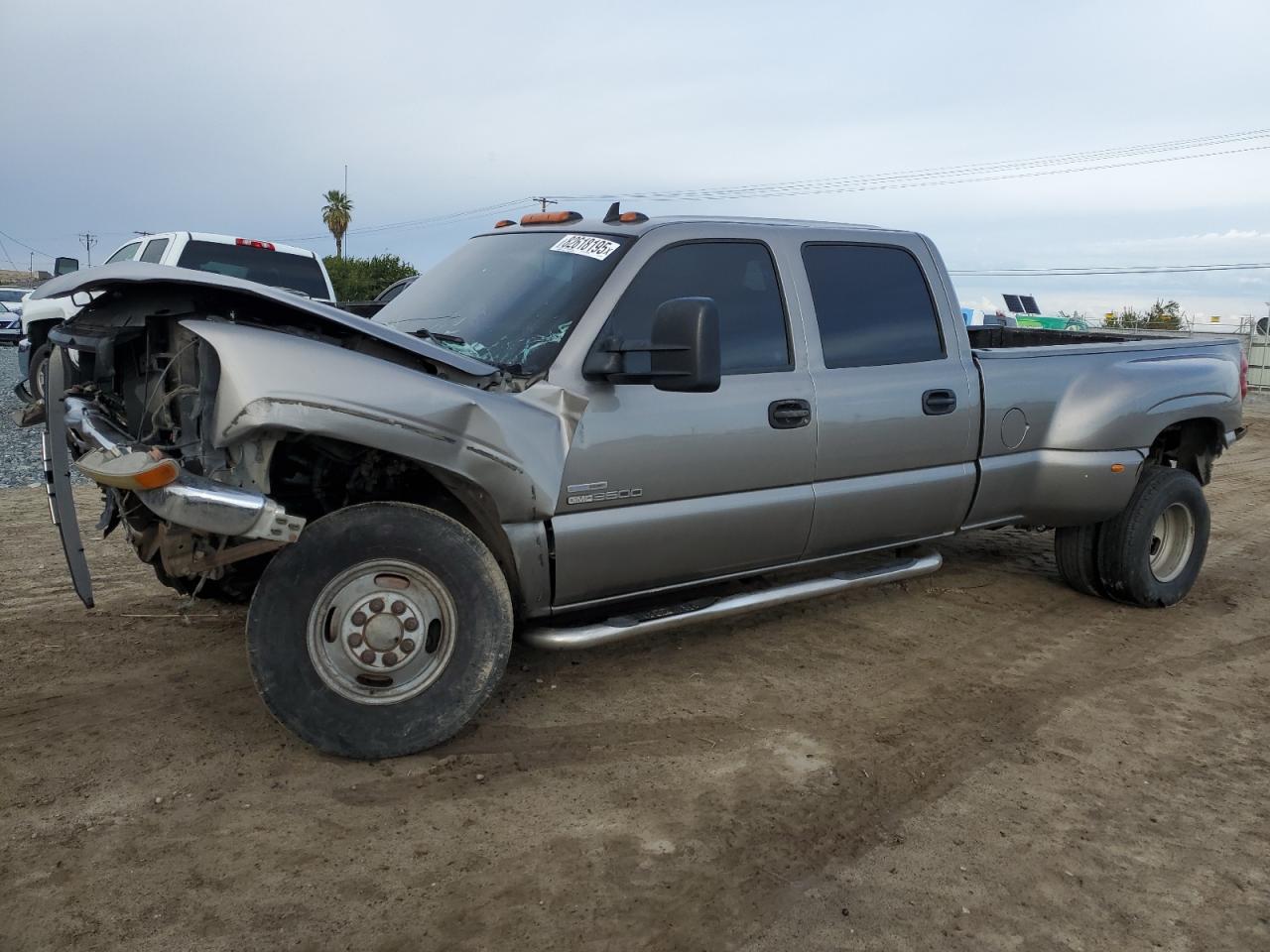 2006 GMC Sierra 3500 DRW SLE1, VIN 1GTJK33D26F221376 — Front end