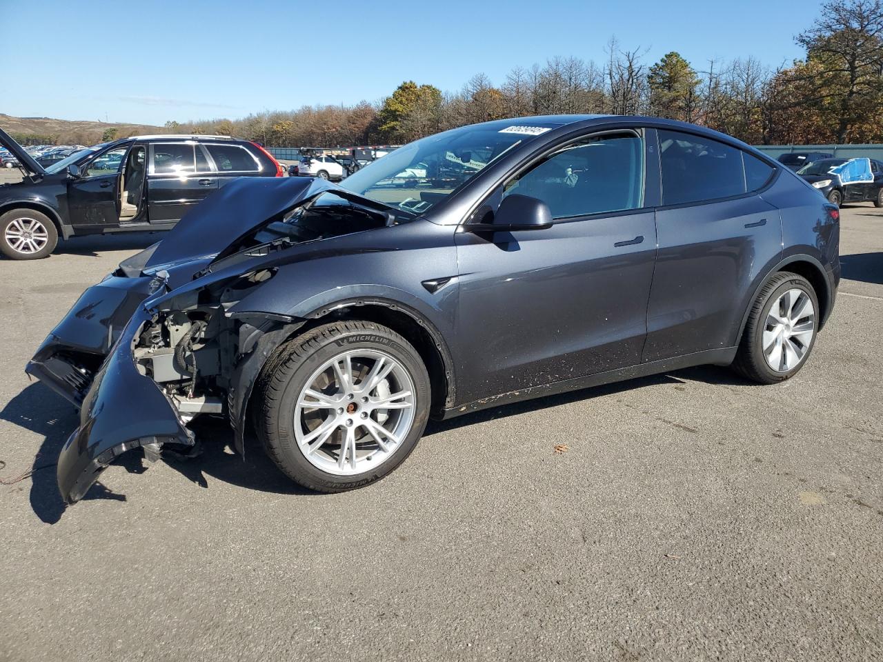 2024 Tesla Model Y Long Range, VIN 7SAYGDEE0RA275764 — Front end