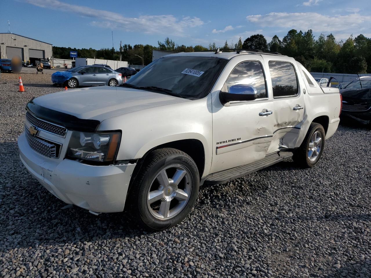 2013 Chevrolet Avalanche LTZ, VIN 3GNMCGE03DG232711 — Side